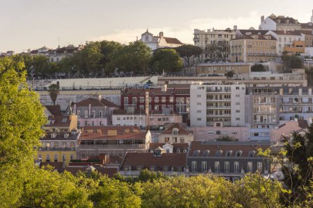 Foto de Hermosa vista a los antiguos edificios tradicionales en el centro de Lisboa, Portugal - Imagen libre de derechos