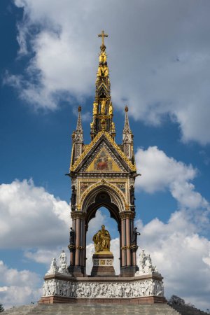 Téléchargez les photos : Belle vue sur Albert Memorial monument à Kensington Gardens, centre de Londres, Angleterre, Royaume-Uni - en image libre de droit
