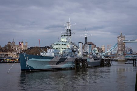 Téléchargez les photos : Belle vue sur le navire de guerre dans la Tamise, centre de Londres, Angleterre, Royaume-Uni - en image libre de droit