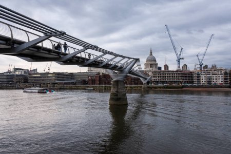 Téléchargez les photos : Belle vue sur l'église de la cathédrale Saint-Paul et le pont moderne dans le centre de Londres, Angleterre, Royaume-Uni - en image libre de droit