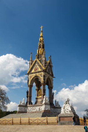 Foto de Hermosa vista al monumento Albert Memorial en Kensington Gardens, Londres central, Inglaterra, Reino Unido - Imagen libre de derechos
