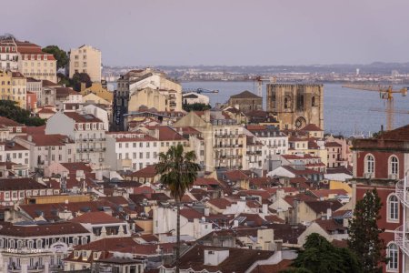 Téléchargez les photos : Belle vue sur les vieux bâtiments historiques et les maisons du centre de Lisbonne, Portugal - en image libre de droit
