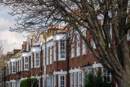 Téléchargez les photos : Belle vue sur la rue, les maisons traditionnelles et les bâtiments résidentiels dans le centre de Londres, Angleterre, Royaume-Uni - en image libre de droit