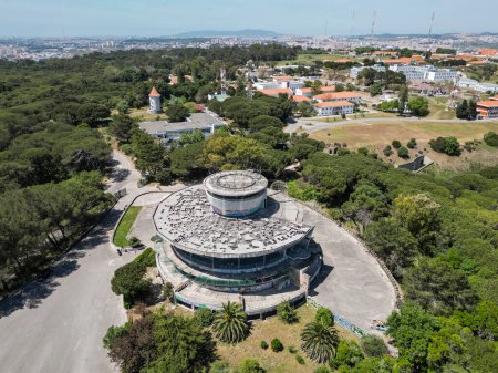 Foto de Hermosa vista aérea al edificio panorámico del mirador del Parque Monsanto en Lisboa, Portugal - Imagen libre de derechos
