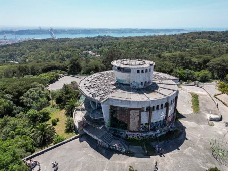 Téléchargez les photos : Belle vue aérienne sur Monsanto Park panorama bâtiment à Lisbonne, Portugal - en image libre de droit