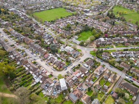 Téléchargez les photos : Belle vue aérienne sur les maisons et les rues traditionnelles dans un quartier résidentiel verdoyant près de Richmond Park, Londres, Royaume-Uni - en image libre de droit