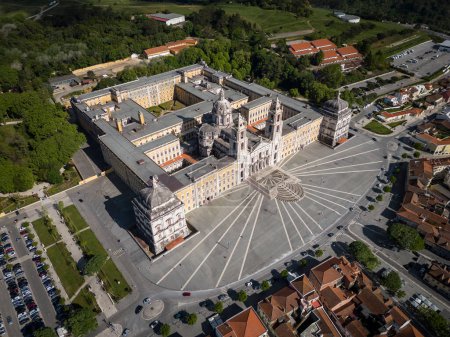 Téléchargez les photos : Belle vue sur l'ancien palais national historique et le monastère énorme bâtiment à Mafra, Portugal - en image libre de droit