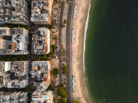 Téléchargez les photos : Belle vue aérienne sur l'océan et les bâtiments de la ville à Copacabana, Rio de Janeiro, Brésil - en image libre de droit
