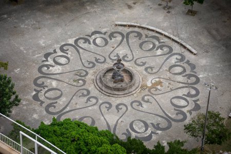 Téléchargez les photos : Belle vue sur le détail du motif avec des pierres portugaises sur le terrain sur la place publique à Botafogo, Rio de Janeiro, Brésil - en image libre de droit