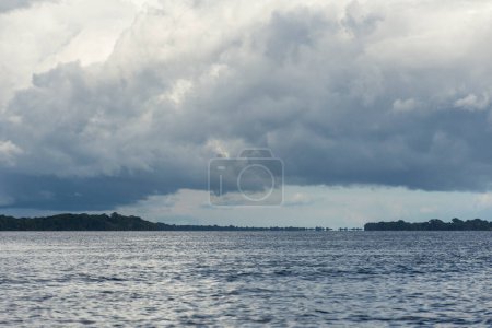 Foto de Beautiful view to green rainforest river and clouds in the Brazilian Amazon, Amazonas, Brazil - Imagen libre de derechos