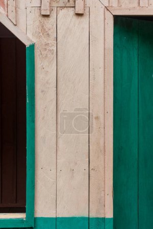 Téléchargez les photos : View to detail of small traditional wooden house in riverside Tiririca community, Brazilian Amazon, Amazonas, Brazil - en image libre de droit