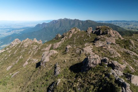 Foto de Beautiful view to rocky mountain and altitude fields landscape in Itatiaia National Park, Rio de Janeiro, Brazil - Imagen libre de derechos