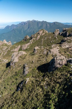 Foto de Beautiful view to rocky mountain and altitude fields landscape in Itatiaia National Park, Rio de Janeiro, Brazil - Imagen libre de derechos