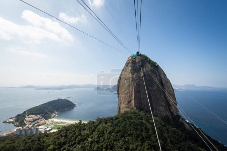 Téléchargez les photos : Belle vue depuis le téléphérique Sugar Loaf vers les montagnes et la ville de Rio de Janeiro, Brésil - en image libre de droit