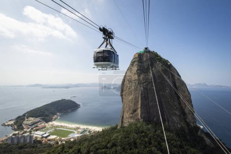 Téléchargez les photos : Belle vue depuis le téléphérique Sugar Loaf vers les montagnes et la ville de Rio de Janeiro, Brésil - en image libre de droit