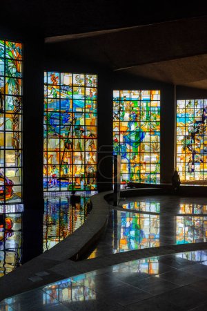 Téléchargez les photos : Belle vue sur les vitraux colorés à l'intérieur du bâtiment d'architecture moderne à Braslia, capitale du Brésil - en image libre de droit