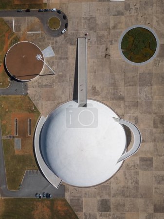 Téléchargez les photos : Belle vue aérienne sur l'architecture moderne ronde bâtiment musée blanc à Braslia, capitale du Brésil - en image libre de droit
