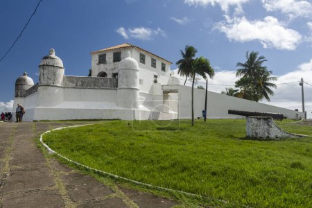 Téléchargez les photos : Belle vue sur le bâtiment blanc historique de la ville de fort à Salvador, capitale de l'État de Bahia, Brésil - en image libre de droit
