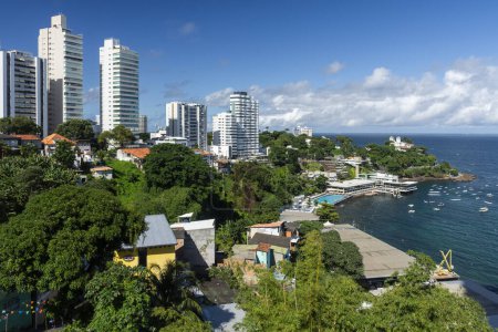 Téléchargez les photos : Belle vue sur les bâtiments résidentiels de la ville et l'océan à Salvador, capitale de l'État de Bahia, Brésil - en image libre de droit