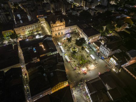 Foto de Hermosa vista aérea a la plaza pública y edificios históricos de la ciudad en Pelourinho, Salvador, capital del estado de Bahía, Brasil - Imagen libre de derechos