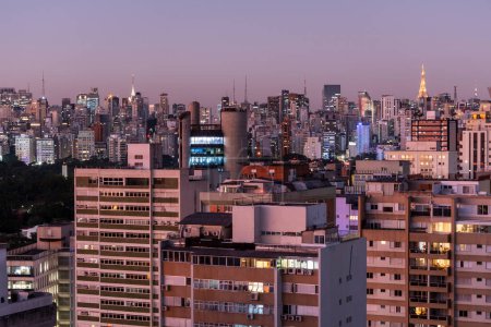 Foto de Hermosa vista a la densa zona residencial y edificios de la ciudad en So Paulo, Brasil - Imagen libre de derechos