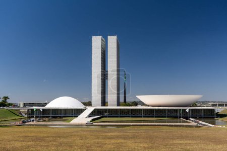 Téléchargez les photos : Belle vue sur l'architecture moderne Congrès national tours de bâtiment à Braslia, capitale du Brésil - en image libre de droit