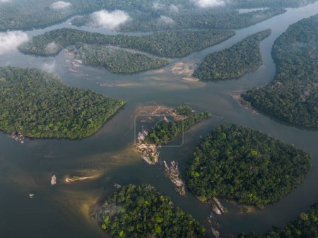 Foto de Hermosa vista aérea a las islas en la selva amazónica verde salvaje en el río Juruena, estado de Mato Grosso, Brasil - Imagen libre de derechos