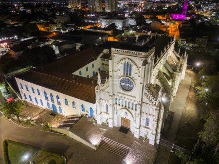 Téléchargez les photos : Belle vue aérienne sur le bâtiment de l'église historique dans la ville de Cuiab, capitale de l'État du Mato Grosso, Brésil - en image libre de droit