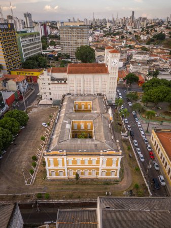 Téléchargez les photos : Belle vue aérienne sur le bâtiment public historique de la ville de Cuiab, capitale de l'État du Mato Grosso, Brésil - en image libre de droit