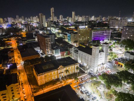 Téléchargez les photos : Belle vue aérienne sur la cathédrale et le bâtiment public de la ville de Cuiab, capitale de l'État du Mato Grosso, Brésil - en image libre de droit
