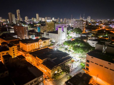 Téléchargez les photos : Belle vue aérienne sur la cathédrale et le bâtiment public de la ville de Cuiab, capitale de l'État du Mato Grosso, Brésil - en image libre de droit