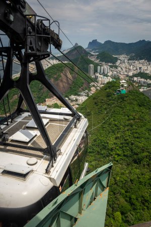 Foto de Hermosa vista desde el teleférico Sugar Loaf a las verdes montañas de la selva tropical, el océano y la ciudad en Río de Janeiro, Brasil - Imagen libre de derechos
