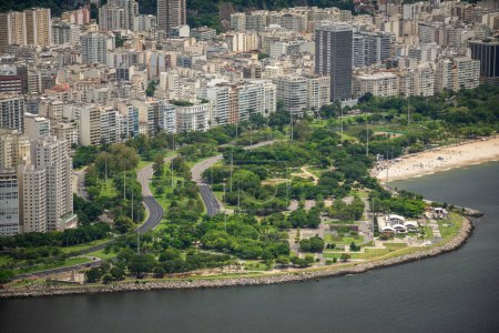 Téléchargez les photos : Belle vue du Pain de Sucre à l'espace vert de loisirs, la plage et les bâtiments de la ville à Rio de Janeiro, Brésil - en image libre de droit