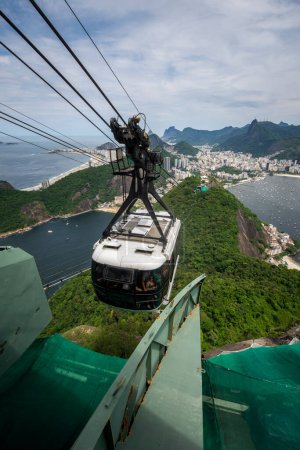 Téléchargez les photos : Belle vue depuis le téléphérique Sugar Loaf vers les montagnes verdoyantes de la forêt tropicale, l'océan et la ville de Rio de Janeiro, Brésil - en image libre de droit