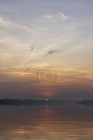 Téléchargez les photos : Belle vue sur le soleil se levant au-dessus de l'eau dans l'archipel d'Anavilhanas, Rivière Noire, Amazonas, Brésil - en image libre de droit