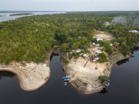 Foto de Hermosa vista aérea a la comunidad ribereña de Santo Antonio en la selva amazónica verde, RDS Rio Negro, Amazonas, Brasil - Imagen libre de derechos