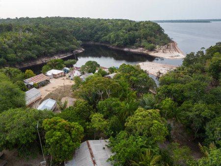 Téléchargez les photos : Belle vue aérienne sur la communauté riveraine de Santo Antonio dans la forêt amazonienne verte, RDS Rio Negro, Amazonas, Brésil - en image libre de droit