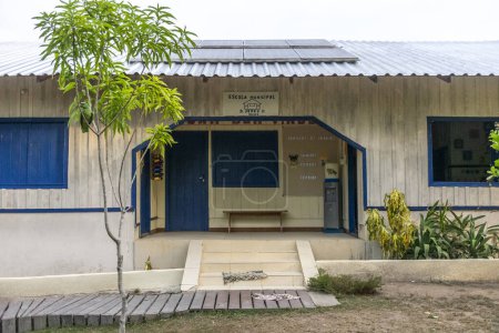 Foto de Ver escuela local en la comunidad ribereña de Santo Antonio en el Amazonas, RDS Rio Negro, Amazonas, Brasil - Imagen libre de derechos