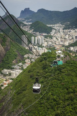 Foto de Hermosa vista al teleférico de Pan de Azúcar, montañas de selva verde y ciudad en Río de Janeiro, Brasil - Imagen libre de derechos