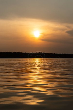 Foto de Hermosa puesta de sol vista desde el barco en Río Negro, Amazonas, Brasil - Imagen libre de derechos