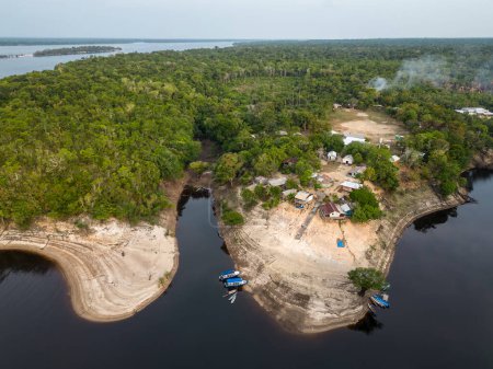 Foto de Hermosa vista aérea a la comunidad ribereña de Santo Antonio en la selva amazónica verde, RDS Rio Negro, Amazonas, Brasil - Imagen libre de derechos