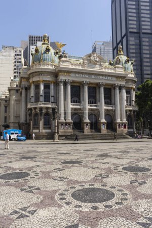 Téléchargez les photos : Belle vue sur l'opéra (théâtre municipal) bâtiment historique dans le centre-ville de Rio de Janeiro, Brésil - en image libre de droit