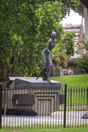 Foto de Estatua de Eva Pern (Evita) cerca de la Biblioteca Nacional en el distrito de Recoleta, Buenos Aires, Argentina - Imagen libre de derechos
