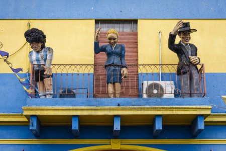 Foto de Diego Maradona, Eva Pern (Evita) y Carlos Gardel títeres en balcón en el distrito de La Boca, Buenos Aires, Argentina - Imagen libre de derechos