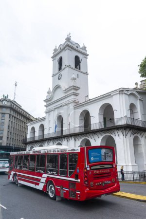 Foto de Hermosa vista al histórico edificio blanco y autobús rojo en Plaza de Mayo, centro de Buenos Aires, Argentina - Imagen libre de derechos