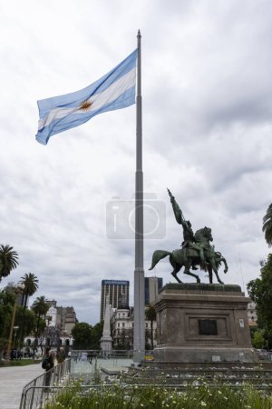 Foto de Estatua ecuestre y puesto de bandera en Plaza de Mayo, centro de Buenos Aires, Argentina - Imagen libre de derechos