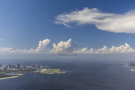 Foto de Hermosa vista desde Sugar Loaf Mountain a las nubes, Bahía de Guanabara y edificios en Río de Janeiro, Brasil - Imagen libre de derechos
