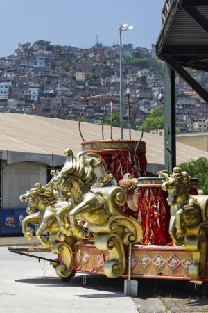 Téléchargez les photos : Flotteur de carnaval avec sculptures colorées à l'école de samba à Rio de Janeiro, Brésil - en image libre de droit