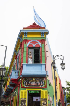 Téléchargez les photos : Belle vue sur un immeuble coloré à Caminito, quartier La Boca, Buenos Aires, Argentine - en image libre de droit