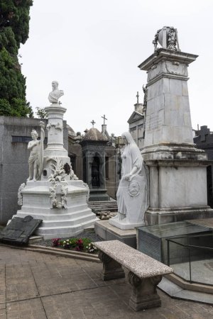 Foto de Hermosa vista a tumbas y estatuas en el Cementerio de Recoleta, Buenos Aires, Argentina - Imagen libre de derechos